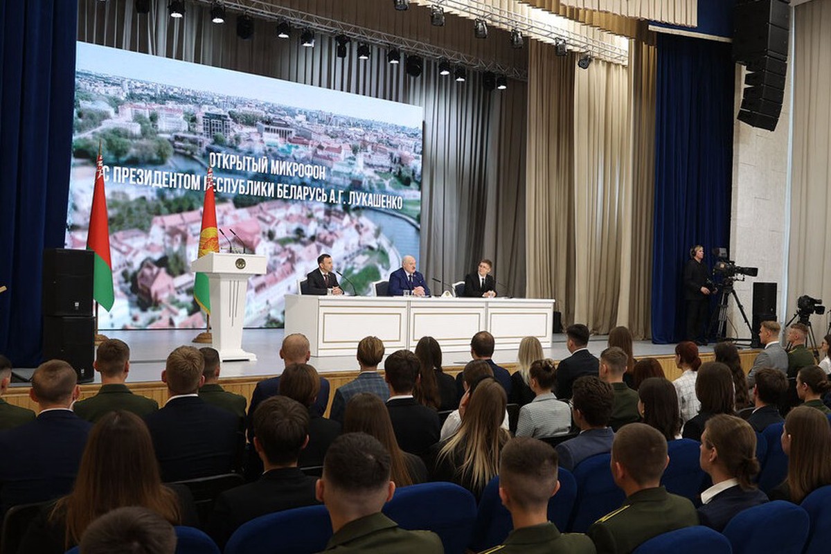Лукашенко пообещал создать белорусский мобильный телефон