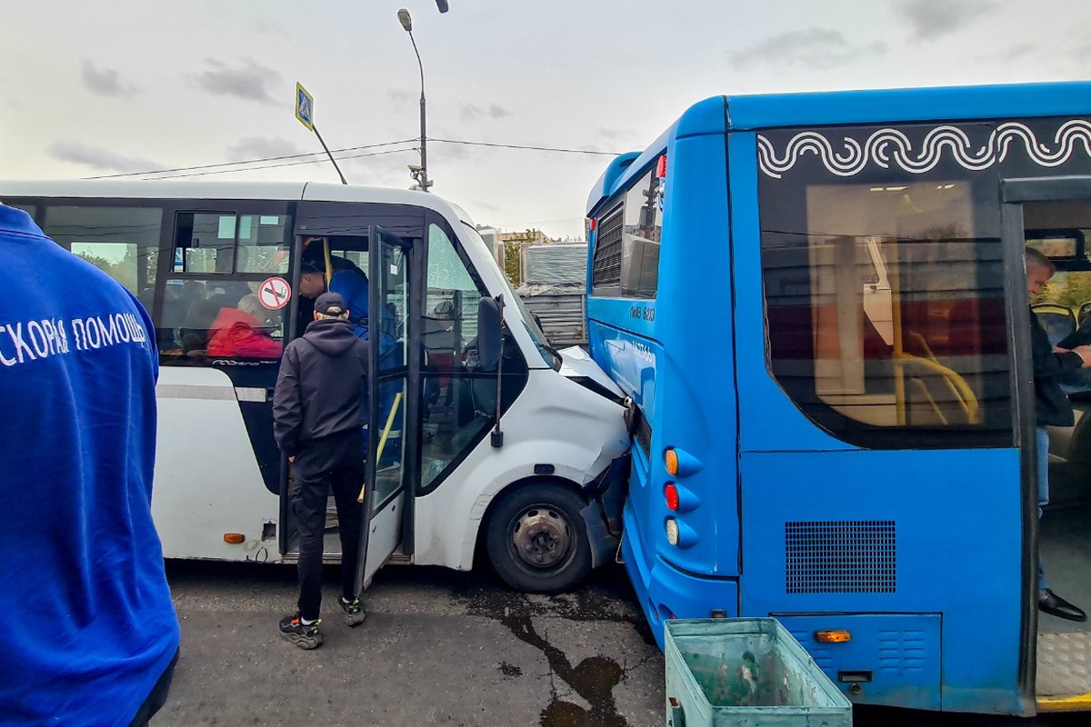 Двое детей и девять взрослых пострадали в ДТП с автобусом и «Газелью» в Москве