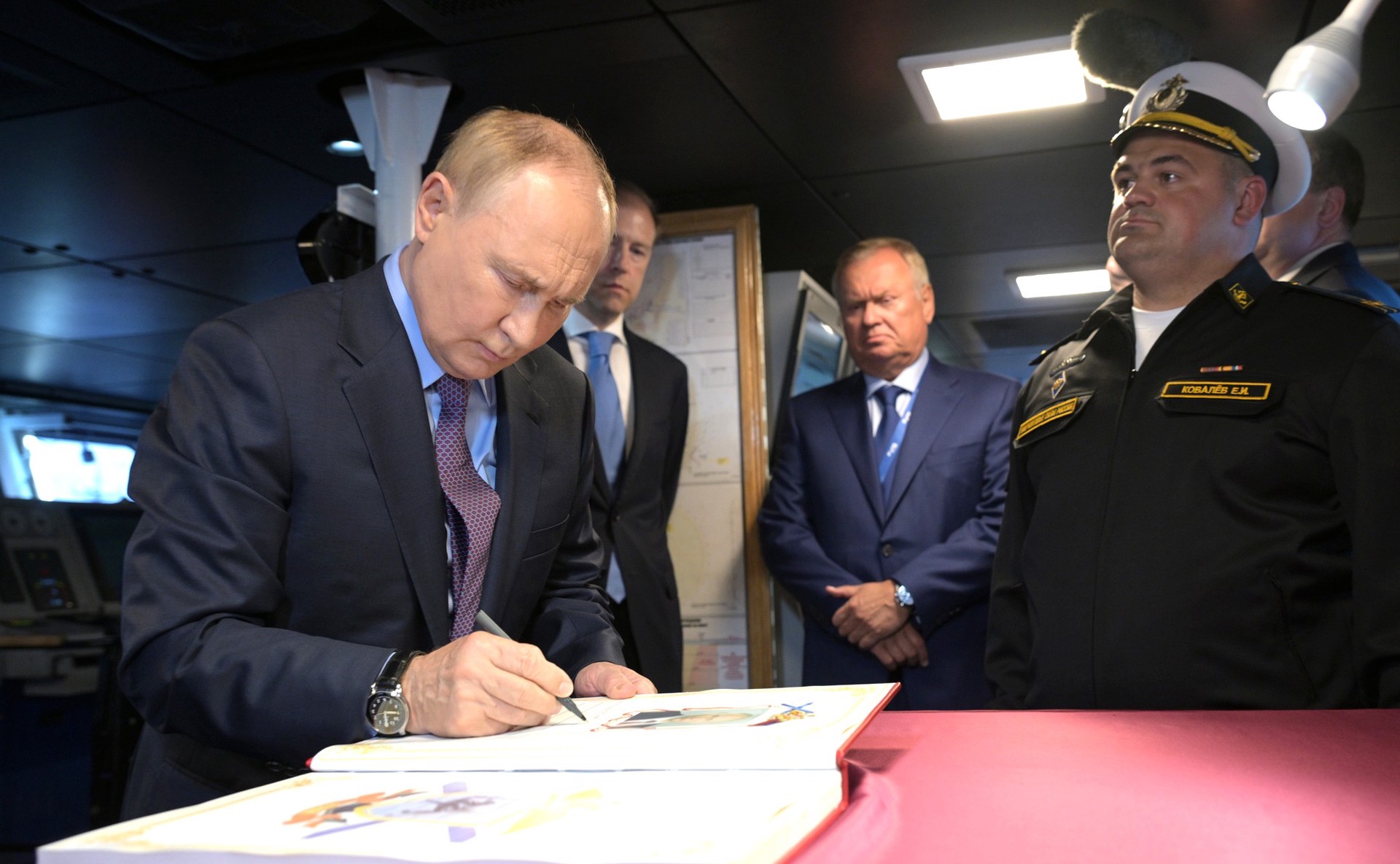 Путин: ВМФ РФ обеспечит безопасность России во всех районах Мирового океана