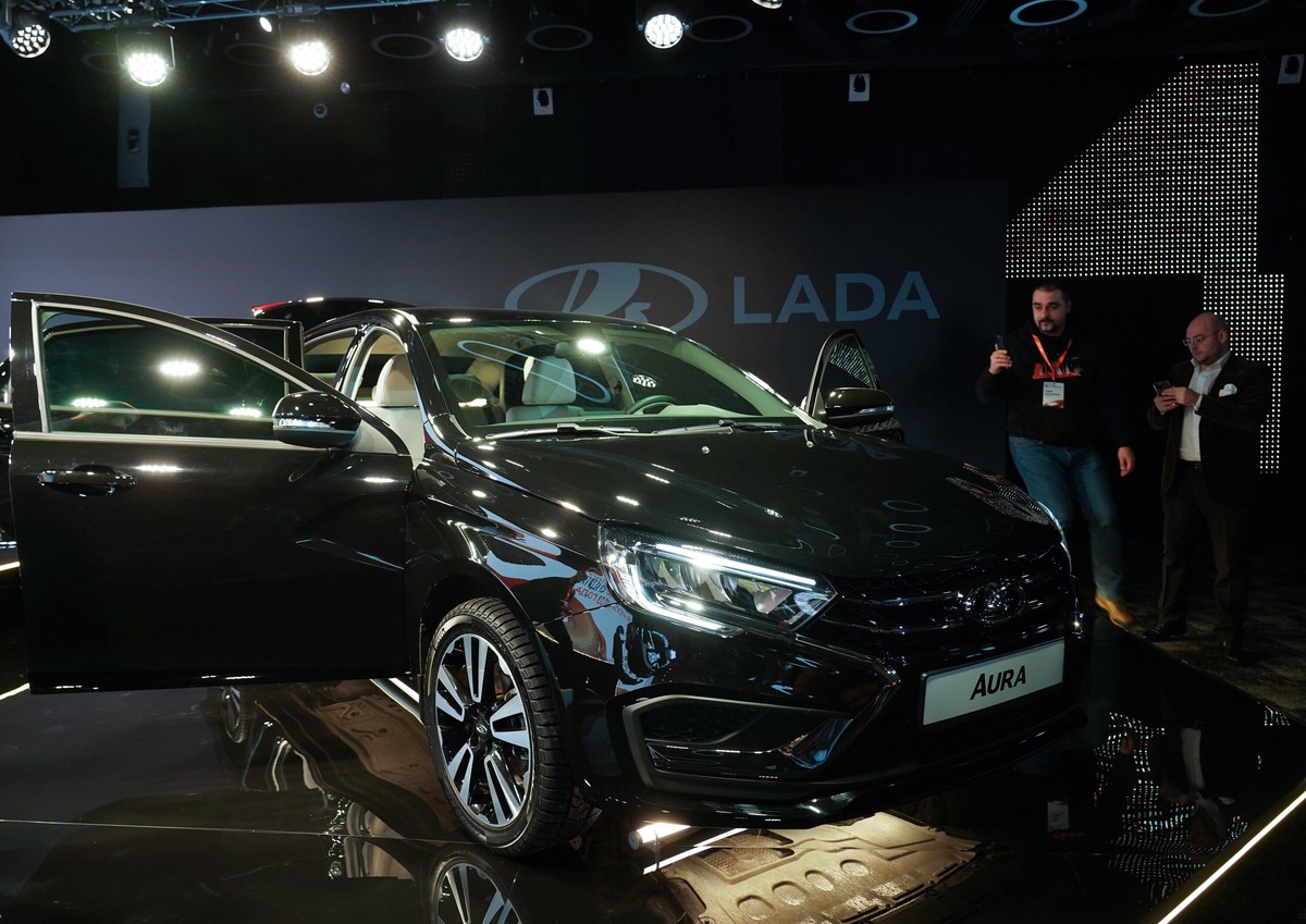 Продажи автомобилей Lada выросли почти на треть