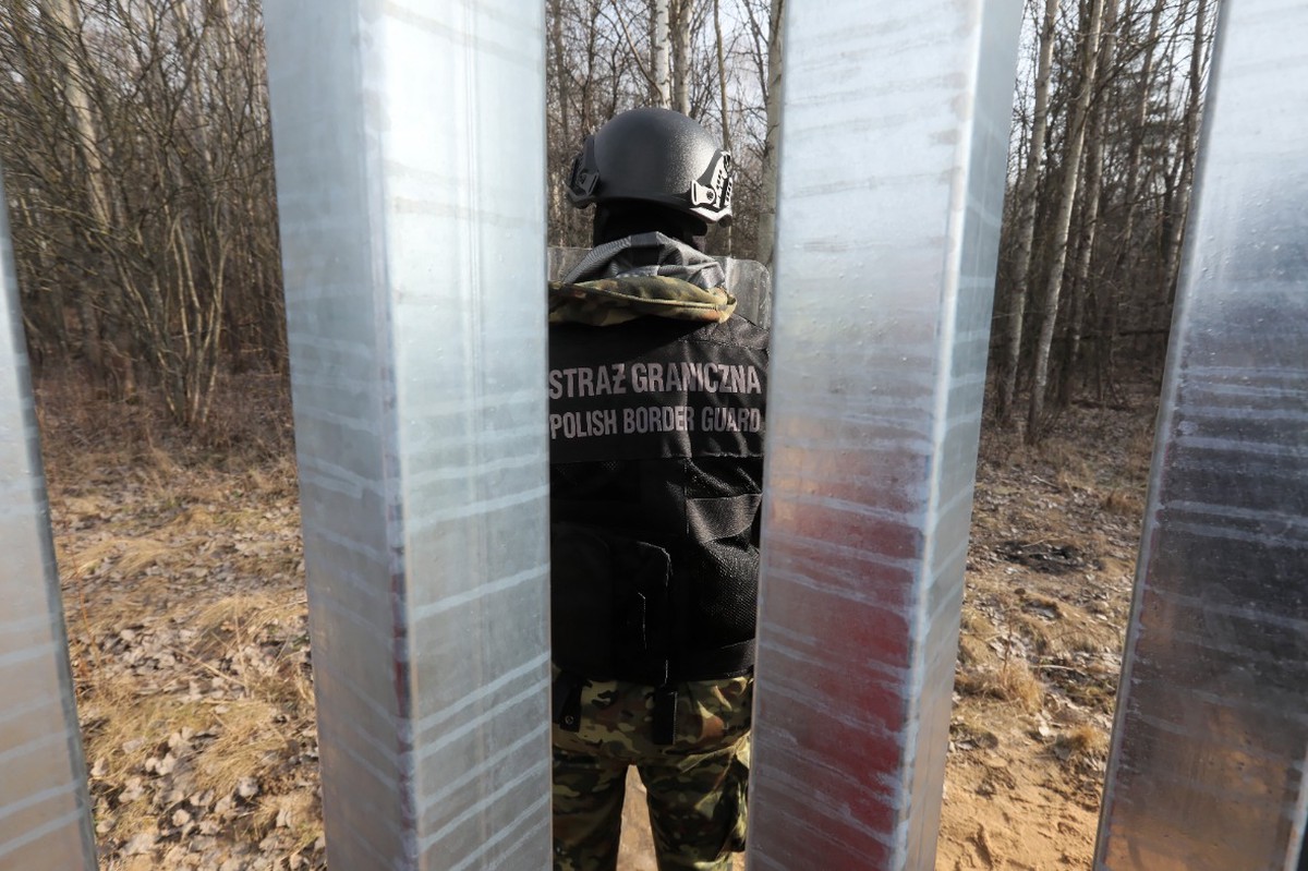 В Польше назвали забор на границе с Белоруссией дырявым