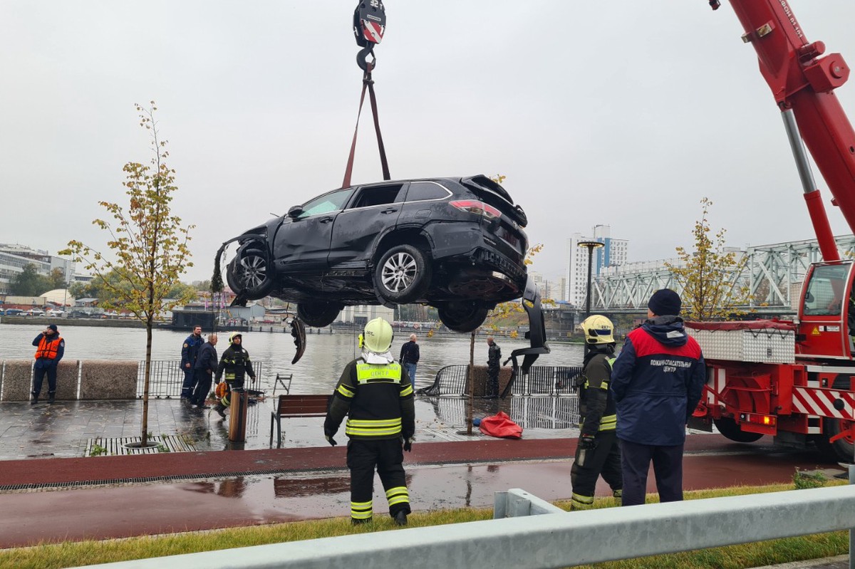 Автомобиль упал в воду на набережной Марка Шагала в Москве