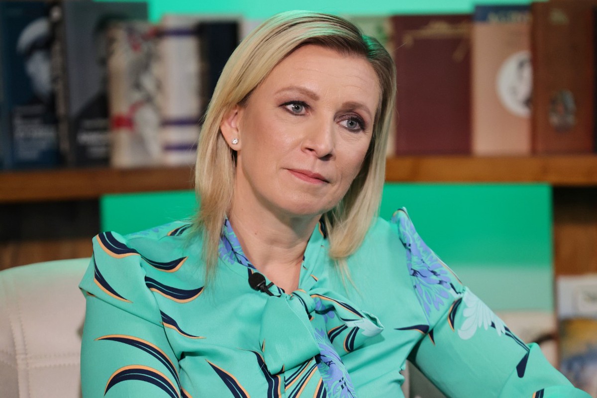 Мария Захарова объяснила, почему Максим Фадеев не стал включать себя в соавторы песни «Верните память»