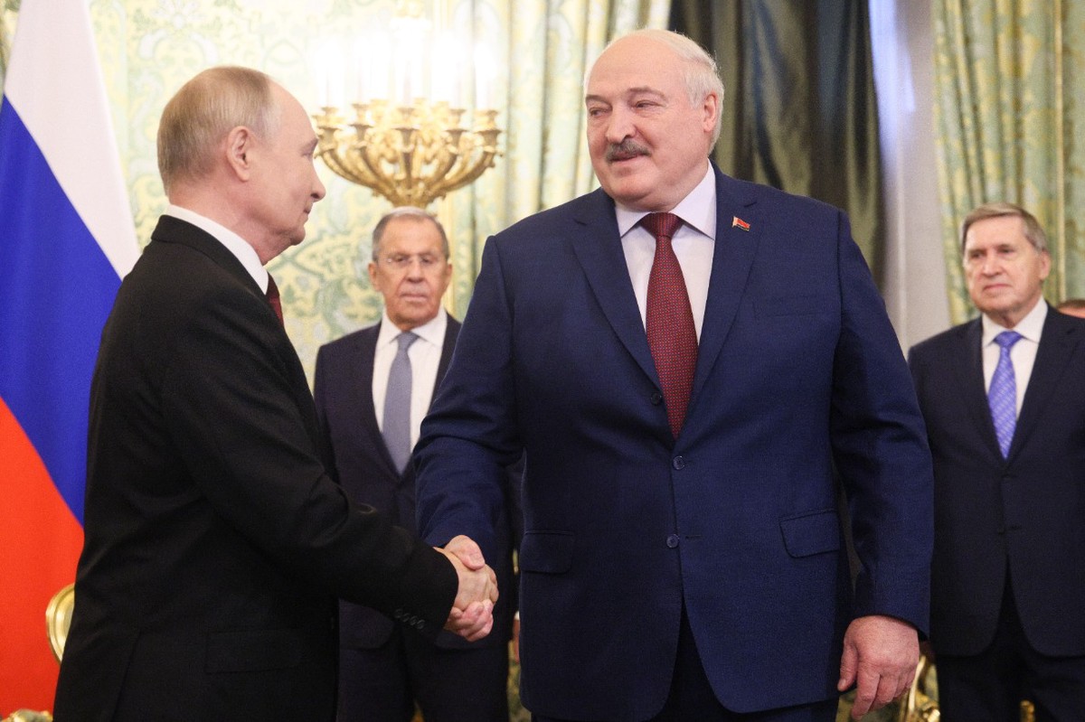 Путин вручил Лукашенко орден Святого апостола Андрея Первозванного