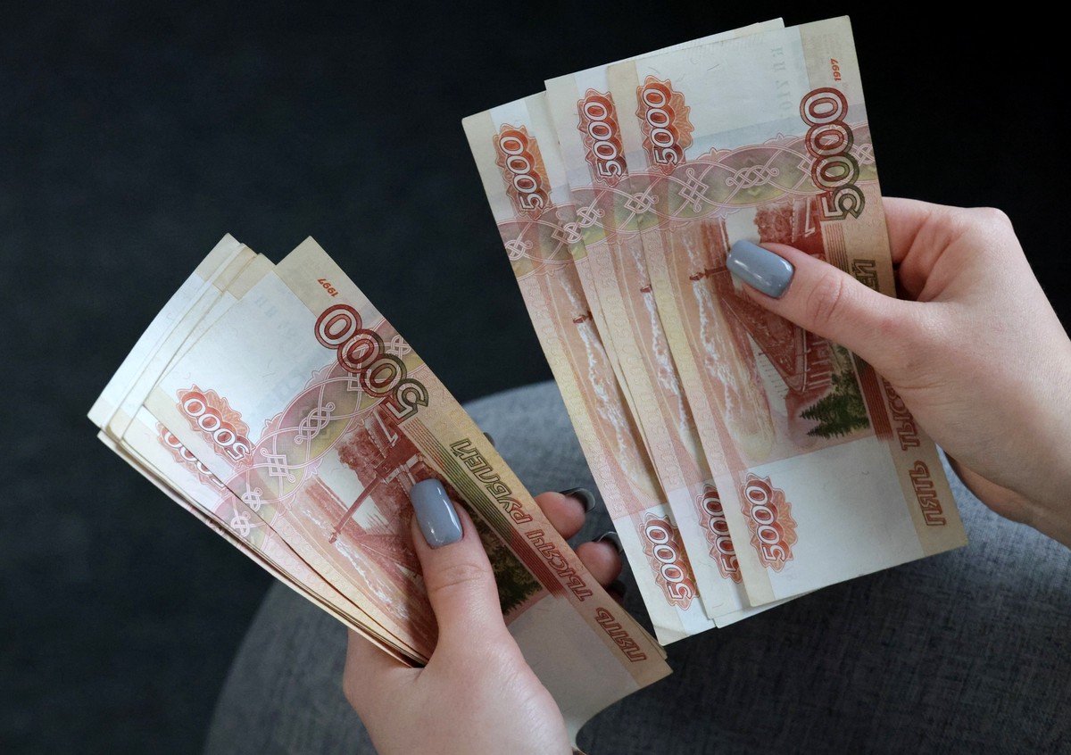Россияне рассказали, на что копят деньги
