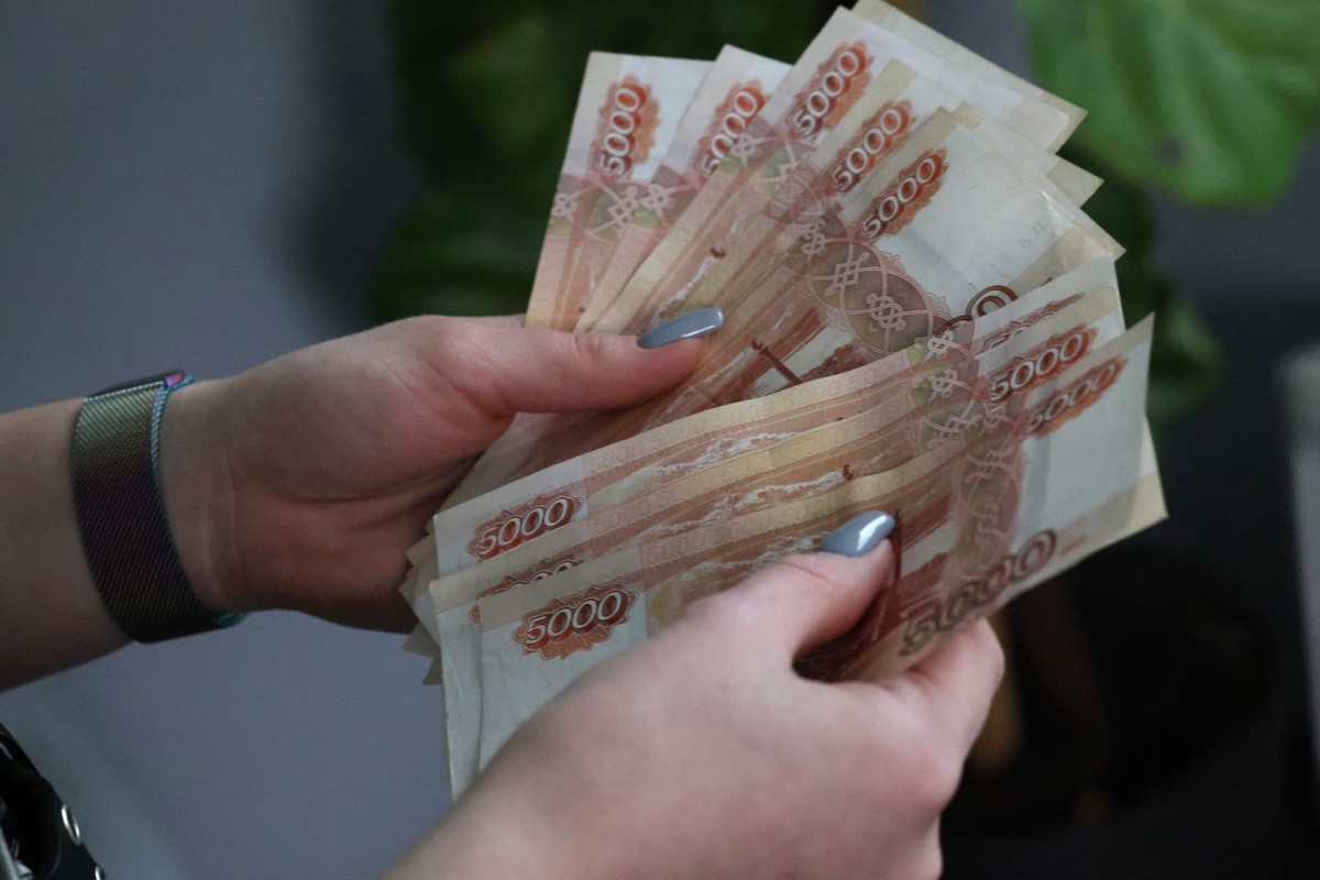 Росстат сообщил, сколько россиян зарабатывают от 100 тысяч рублей