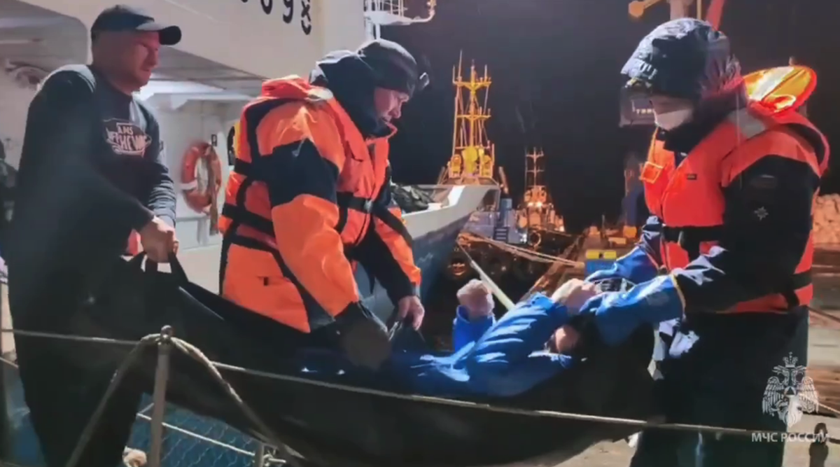 Два месяца дрейфовавшего в Охотском море мужчину доставили в Магадан