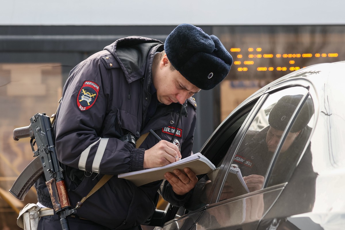 Автоюрист рассказал, за какие предметы на лобовом стекле могут оштрафовать