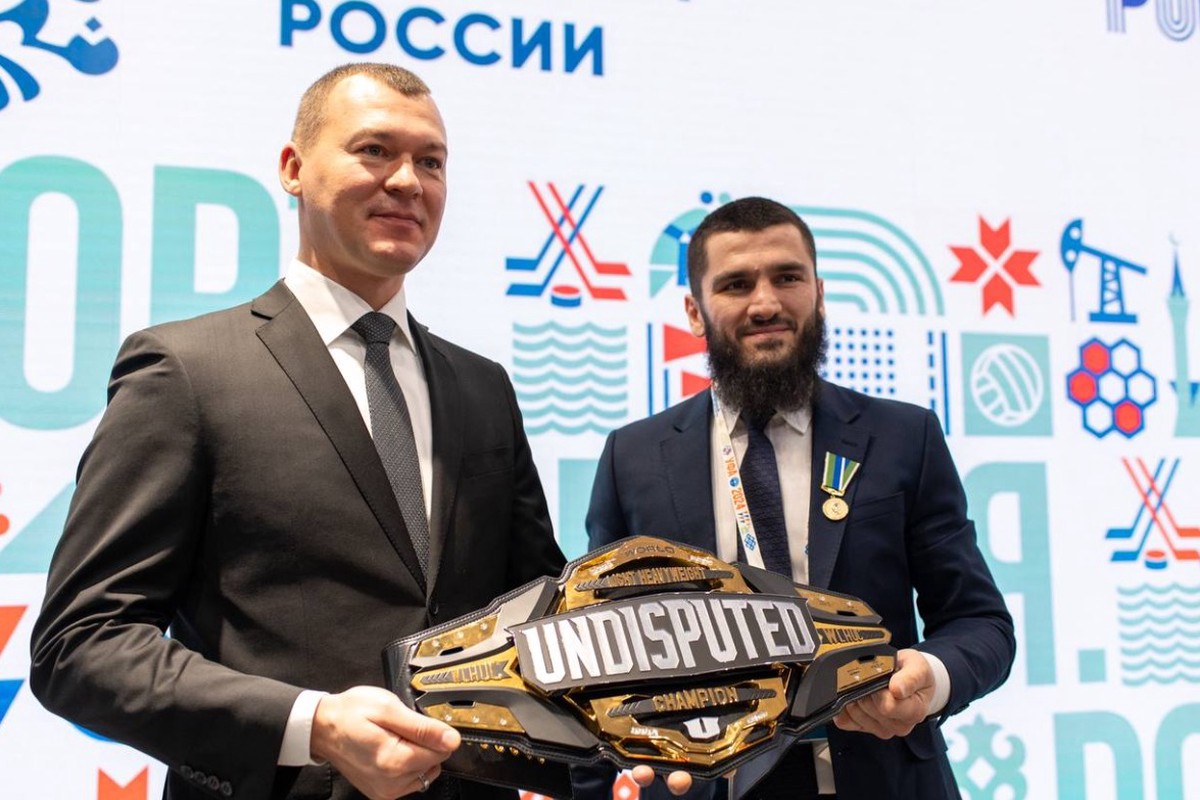 Боксёр Бетербиев получил от Минспорта медаль Николая Озерова  