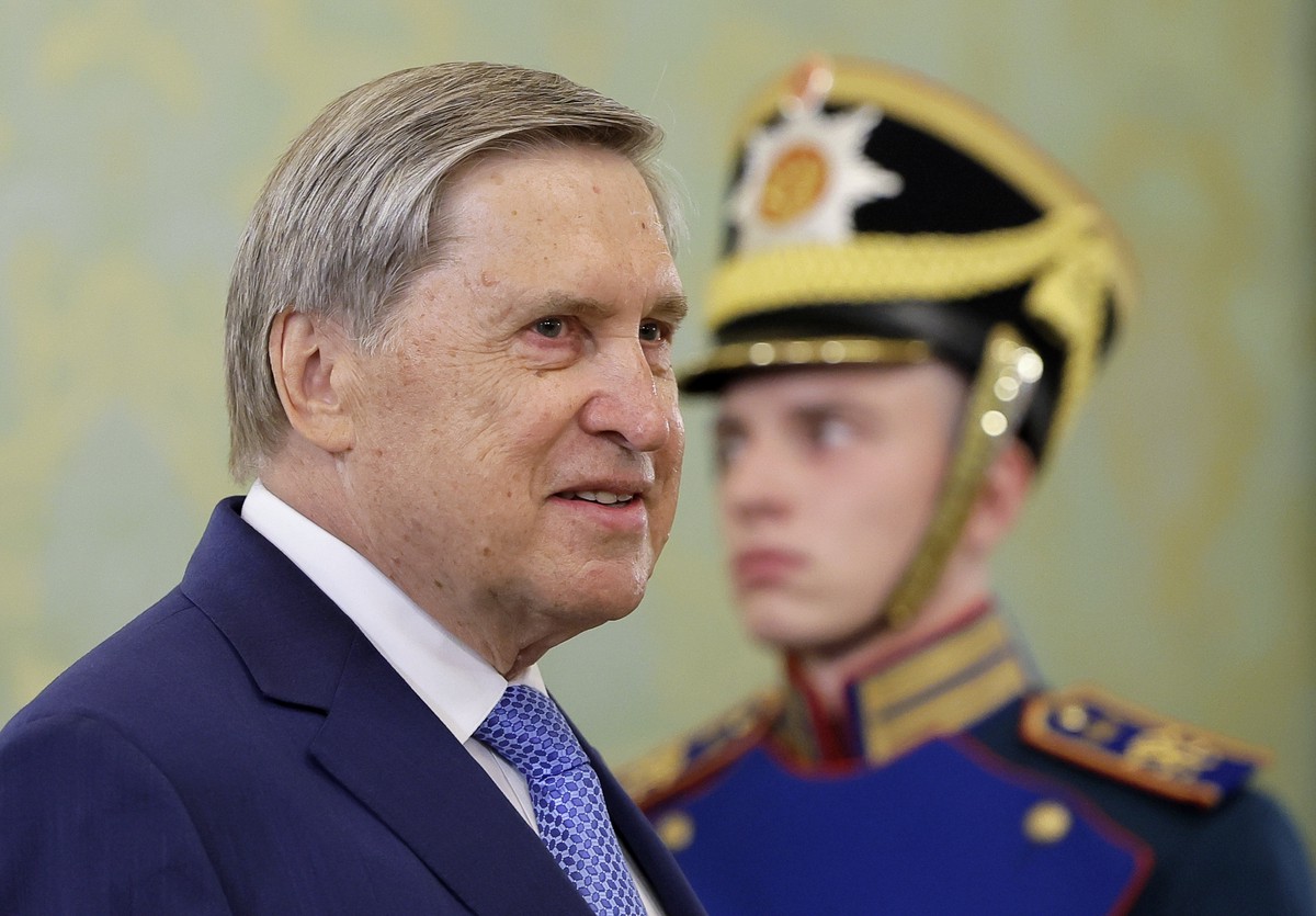 Ушаков назвал нелогичным принимать сразу большое количество стран в БРИКС
