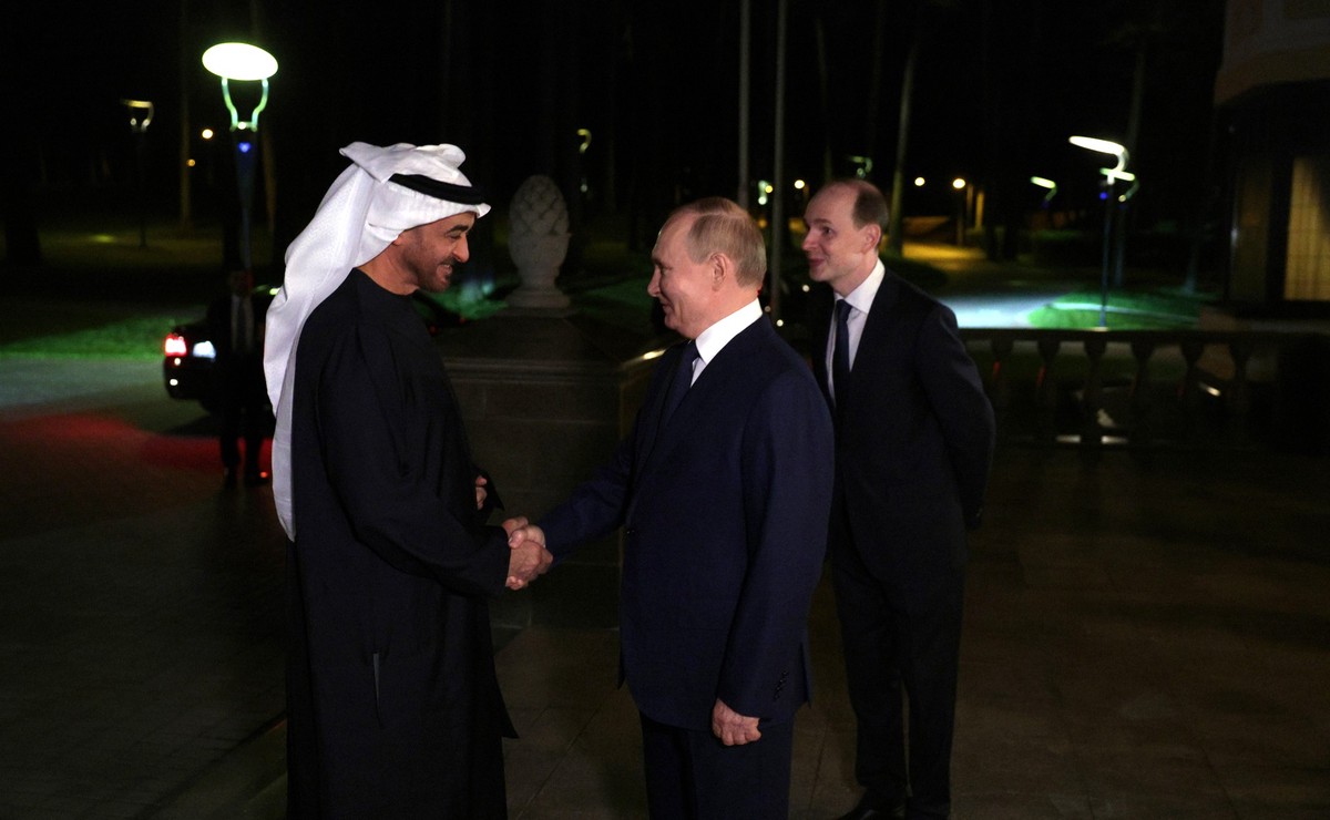 Президент ОАЭ приехал на встречу с Путиным на Aurus