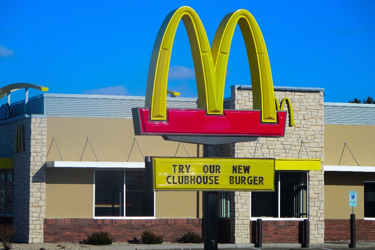 В США выявили вспышку кишечной палочки из-за бургеров в McDonald's
