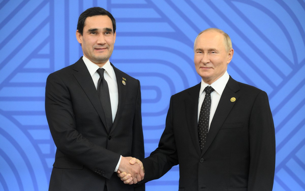 Президент Туркмении обратился к Путину в день его рождения