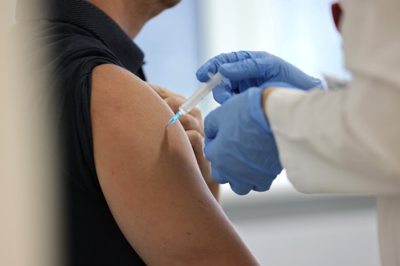 Вакцина от рака, лекарство от «каменной» спины, безопасный анальгетик: какими достижениями отметилась медицина в РФ в 2025-м