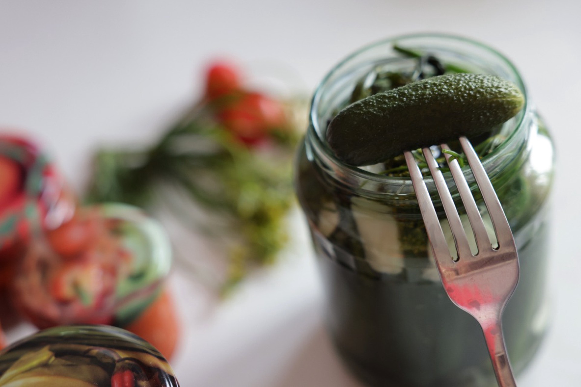 Россиянам рассказали, как не отравиться домашними консервами