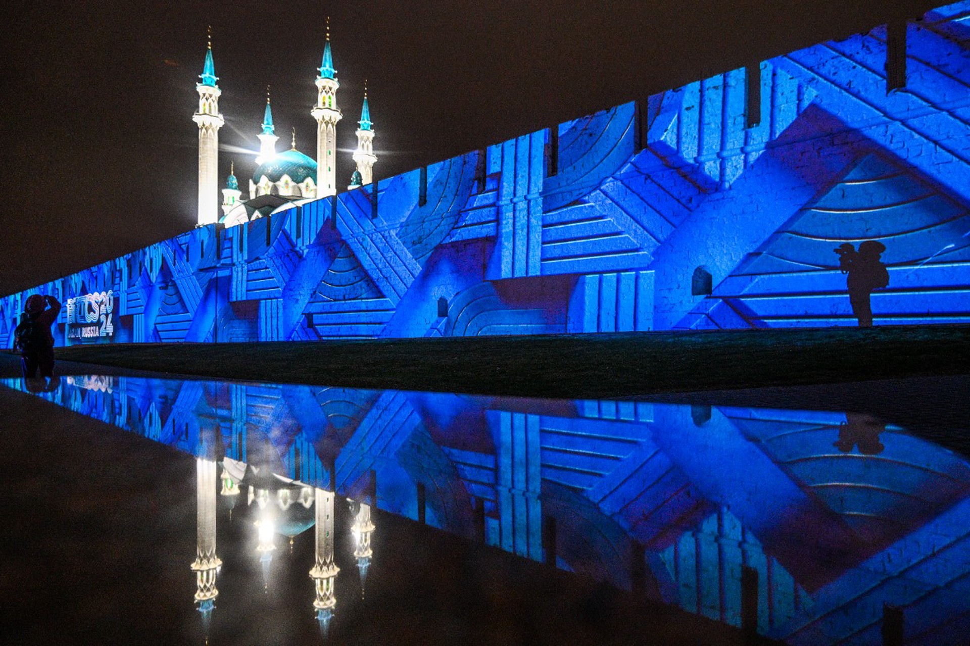 Ветер сорвал стрелку часов на Спасской башне в Казани