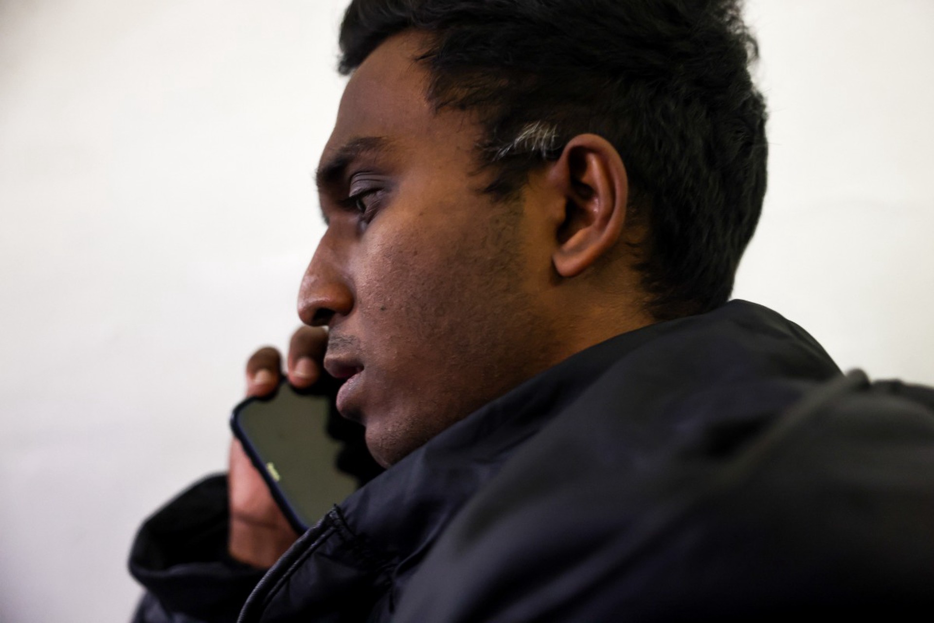 Мошенники стали притворяться мигрантами, сообщили СМИ