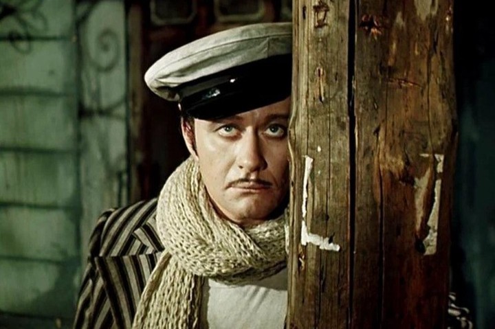 Многие писатели использовали приметы времени в своих произведениях. Так, Ильф и Петров в романе «Двенадцать стульев» увековечили памятник моды 20-х годов. Какая часть одежды персонажа романа была на пике популярности в то время?