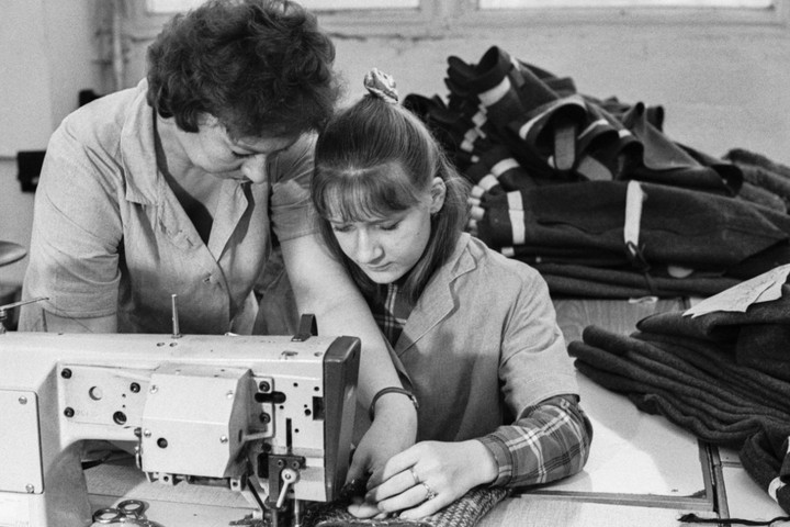 В 60-е годы было очень модным шить новые наряды у частных портных. Самопошив стал настоящим подпольным бизнесом. Что предложил сделать Хрущёв, чтобы разрешить ситуацию?