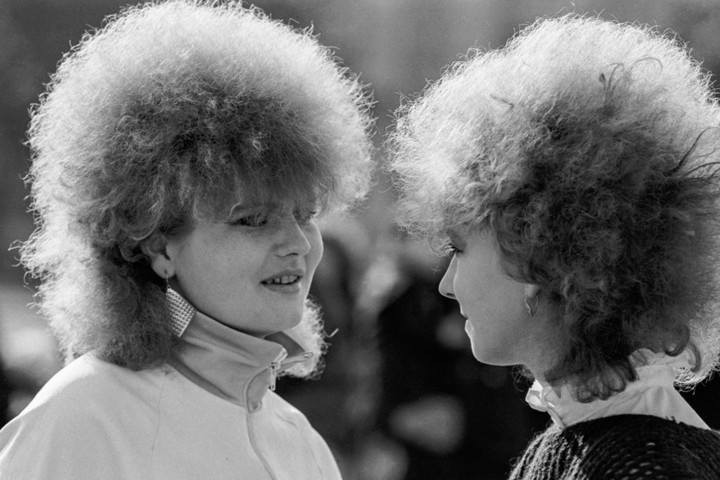 Какое название в народе получила одна из самых модных причёсок 80-х годов?