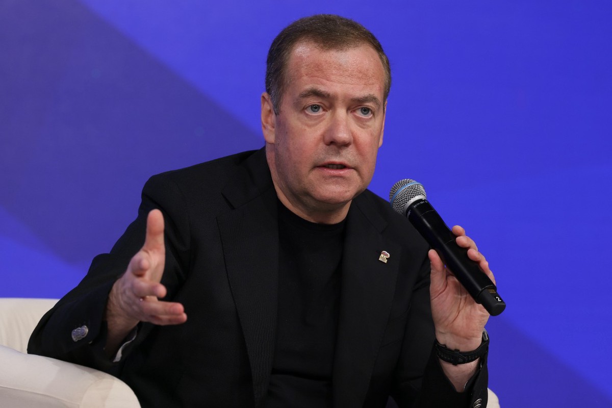 Медведев: Украина и Запад перешли все возможные красные линии ударами вглубь РФ