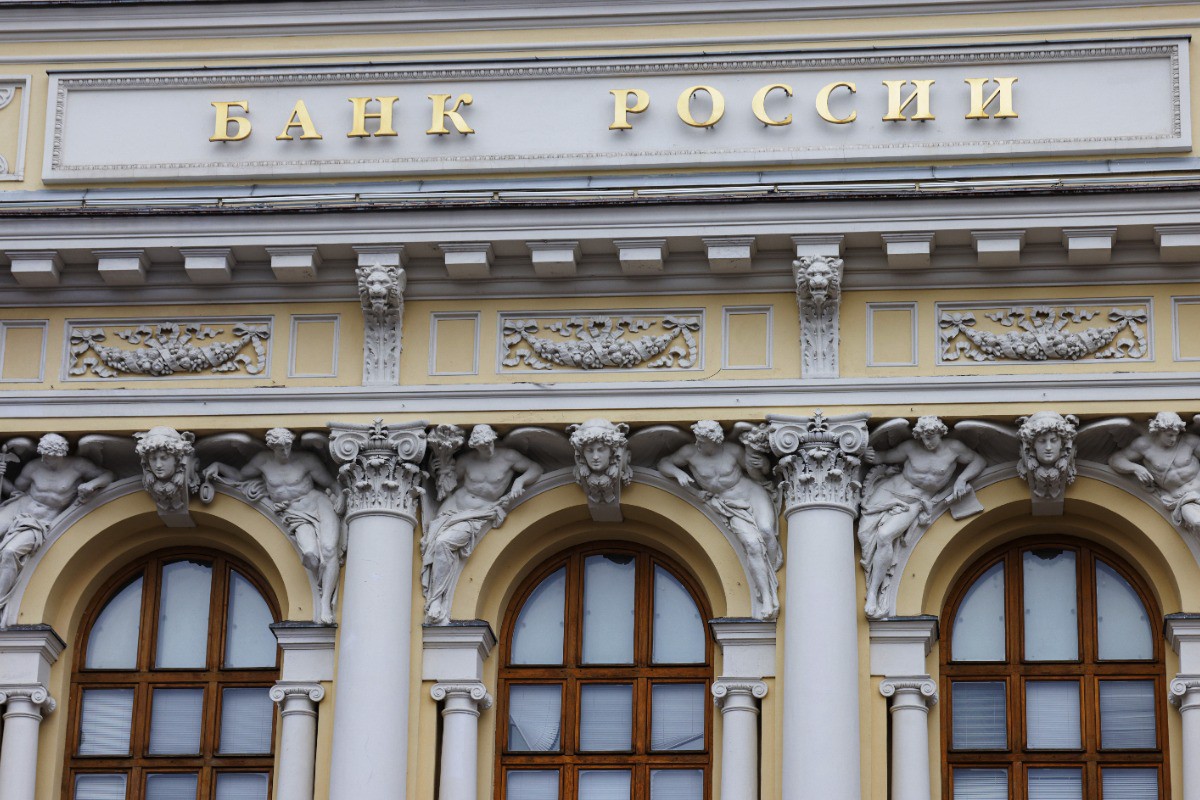 В России назвали прогнозы по снижению ключевой ставки к концу года оптимистическими увещеваниями