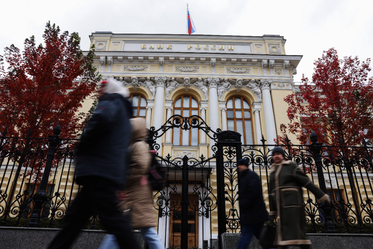 Экономист заявил, что Центробанк РФ искусственно занижал курс рубля к доллару