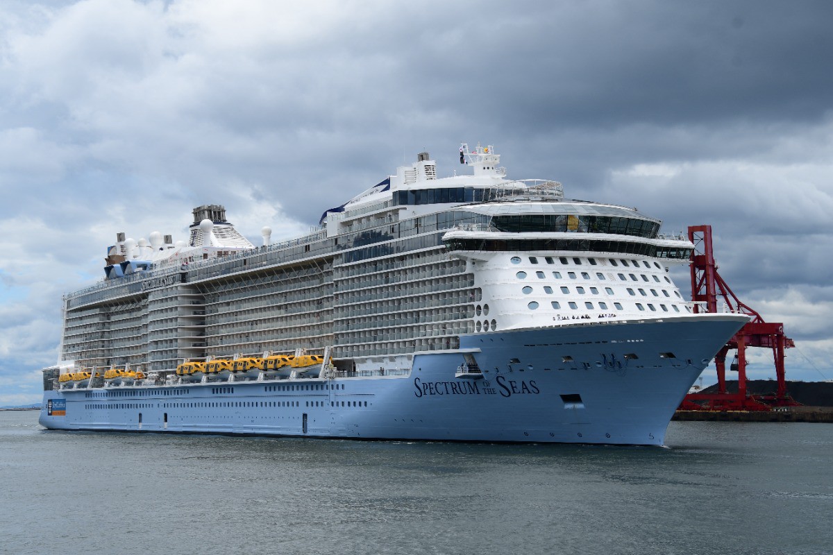 SHOT: Лайнер Spectrum of the Seas с россиянами на борту покинул Японию