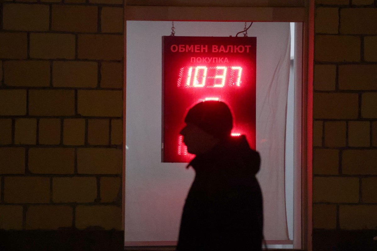 Доллар пробил отметку в 100 рублей впервые с октября 2023 года