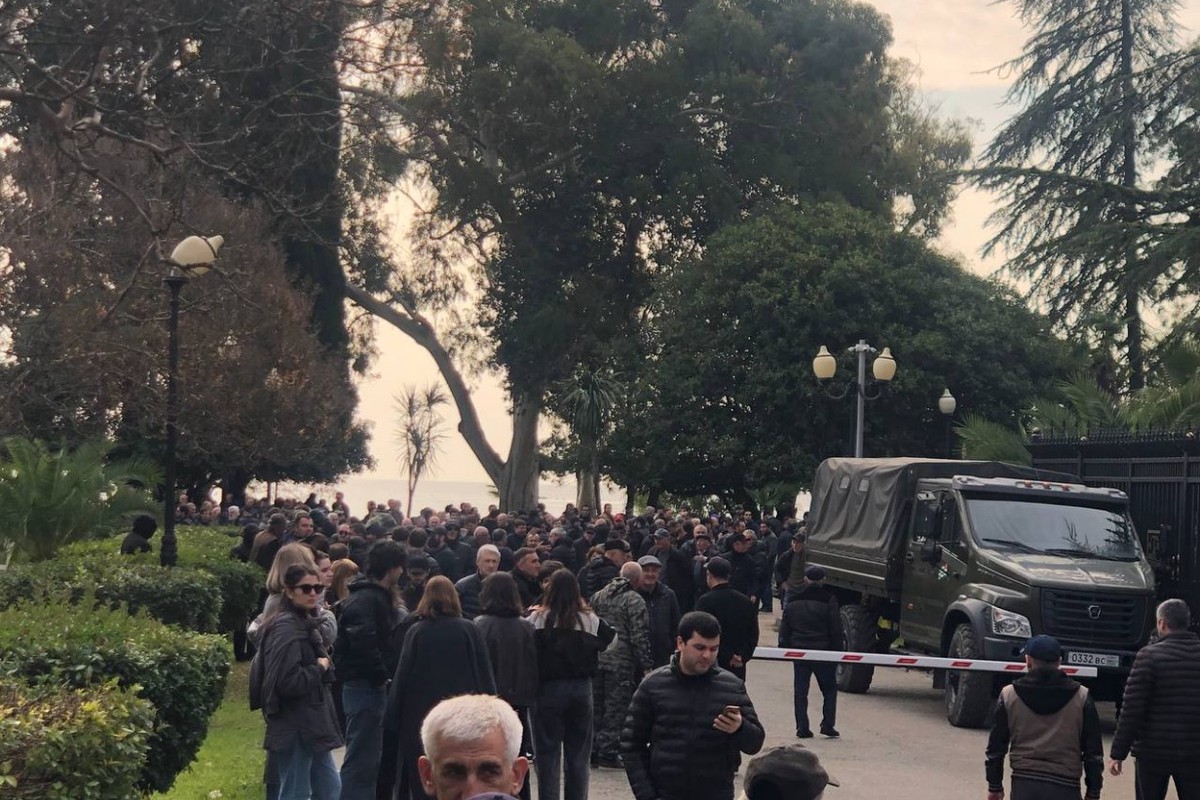 Что известно об акции протеста у здания парламента Абхазии