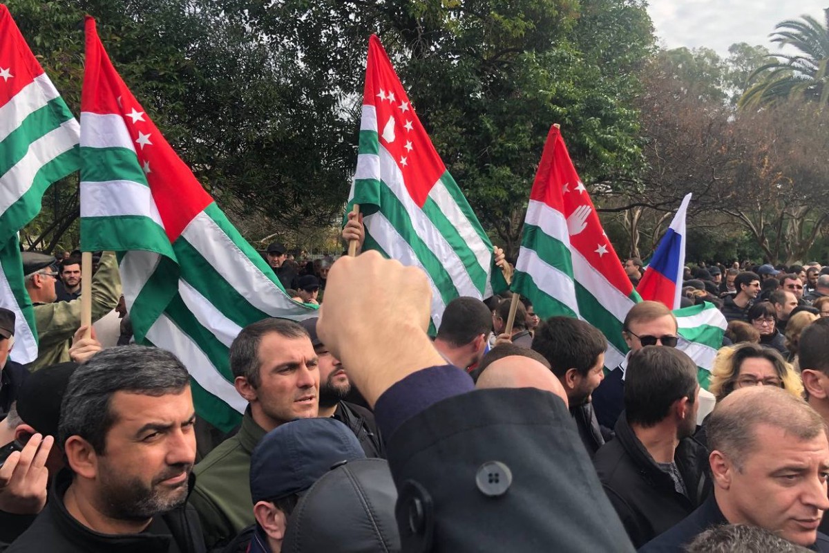 У парламента Абхазии, где проходит акция протеста, раздались выстрелы