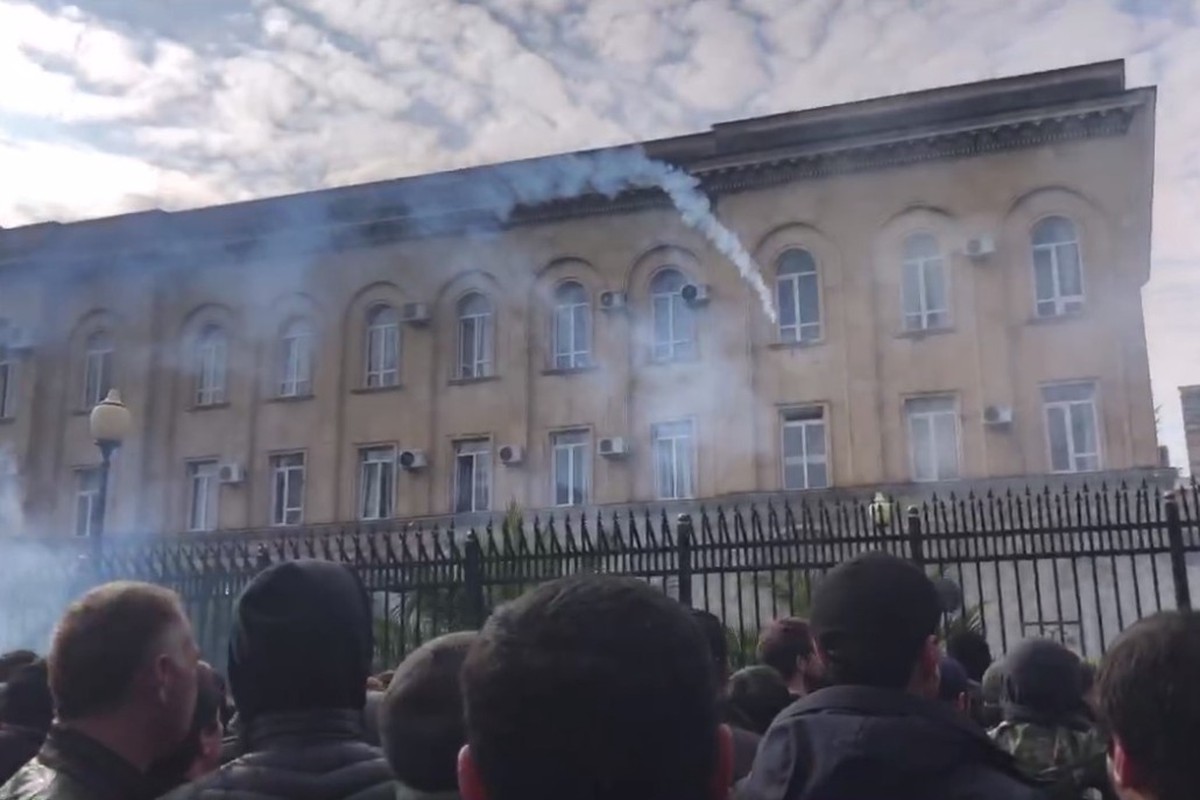 В Абхазии протестующие прорвались на территорию парламента