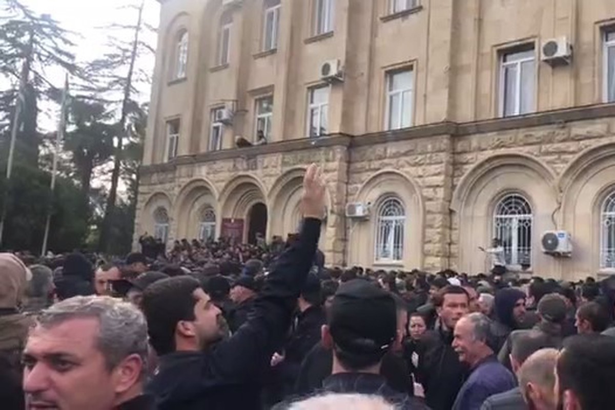 Политолог: Оппозиция в Абхазии использует инвестиционное соглашение с Россией для смены власти