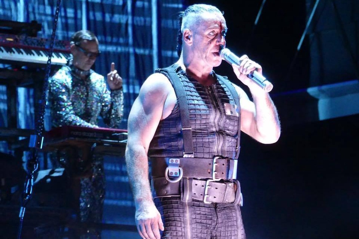 На концерте Rammstein участник группы закидал россиянку едой
