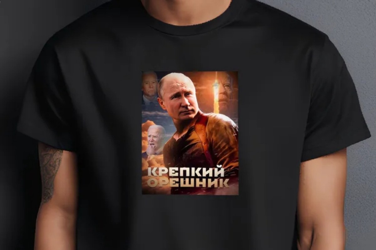 На российских маркетплейсах появились футболки с Путиным и фразой «Крепкий орешник»