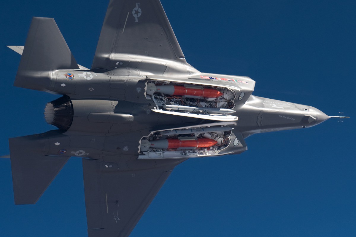Военный эксперт: США могут передать Украине ядерные бомбы B61 для F-16 до конца президентства Байдена