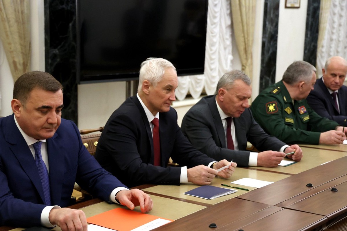 Путин собрал совещание с руководством Минобороны