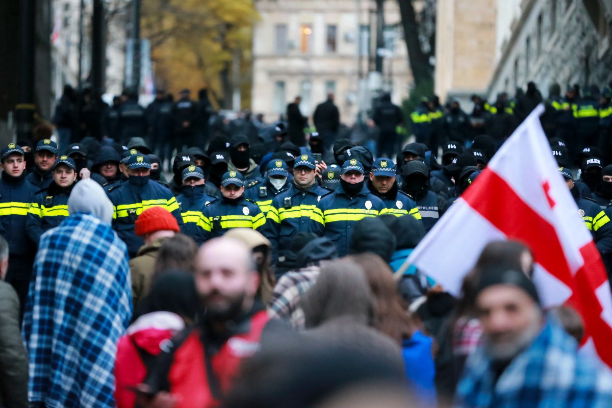 У парламента Грузии в Тбилиси вновь собрались протестующие