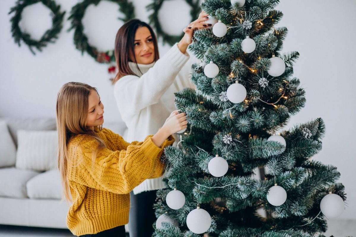 Стало известно, какие новогодние игрушки опасны для питомцев 