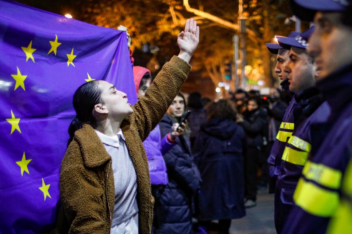 Политолог: Запад попытается повторить в Грузии сценарий украинского Майдана