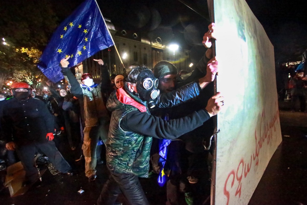 Им покрышка: почему уличные протесты в Тбилиси невозможно назвать народными