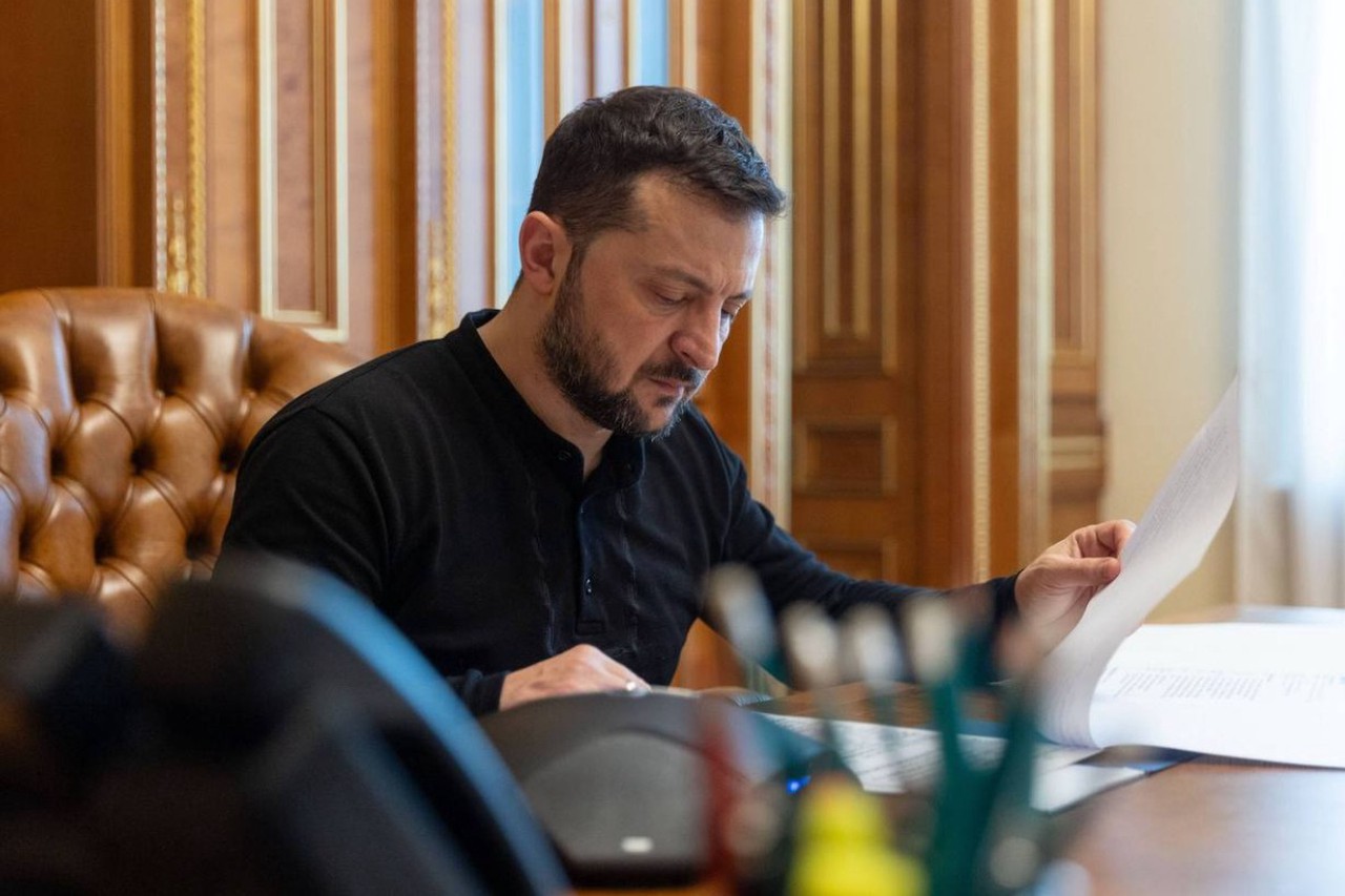 Профессор Адамс: Зеленский должен выбрать ручку, которой подпишет капитуляцию