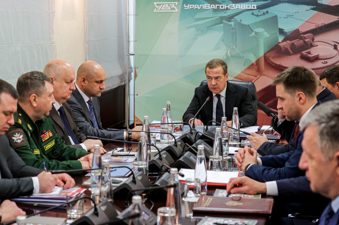 Медведев посетил Уралвагонзавод в Нижнем Тагиле