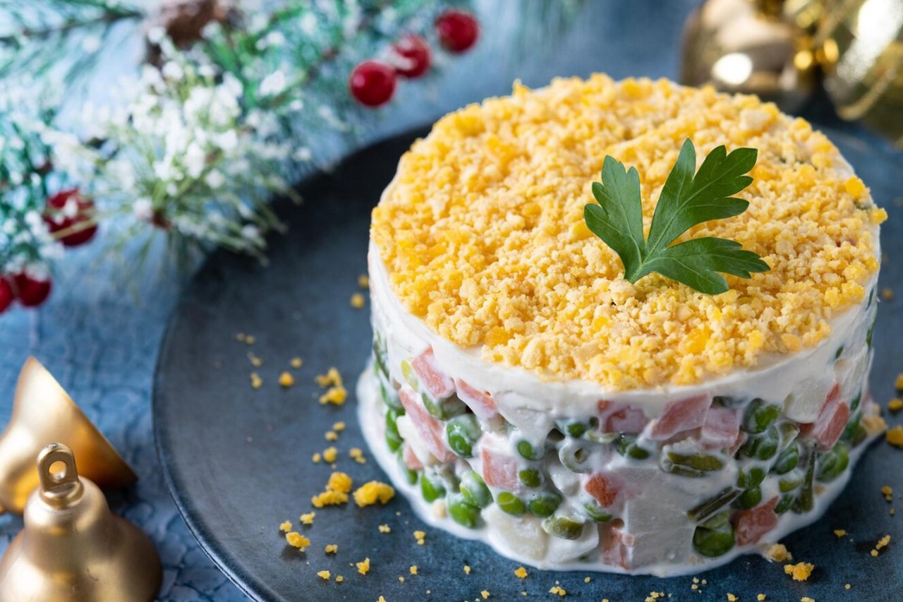 От селедки под шубой до оливье: как советские салаты завоевали новогодний стол