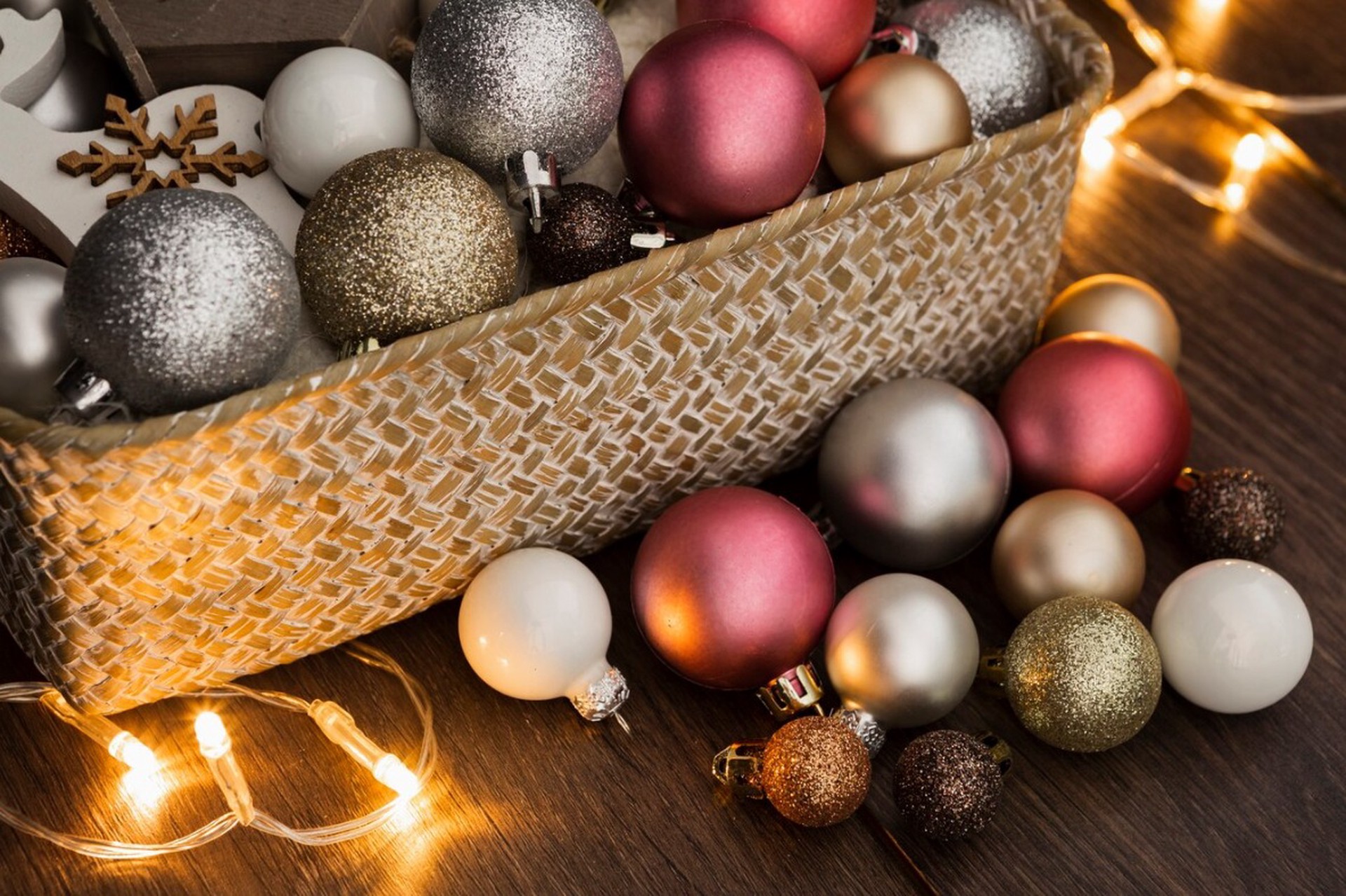 Россиянам напомнили о штрафах за украшение подъездов на Новый год