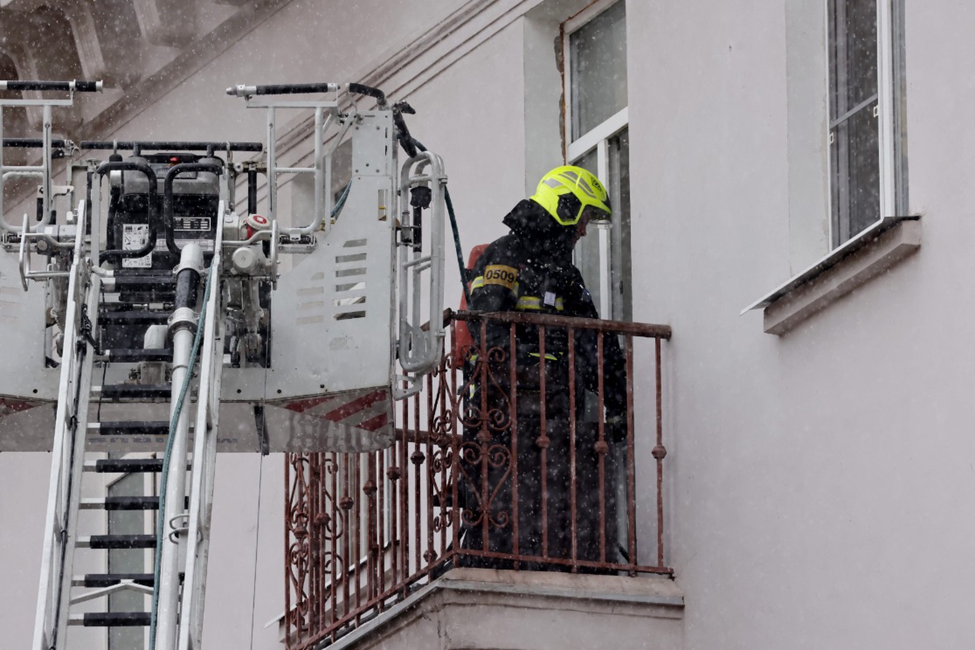Взрыв прогремел на верхнем этаже многоэтажки в Бирюлеве