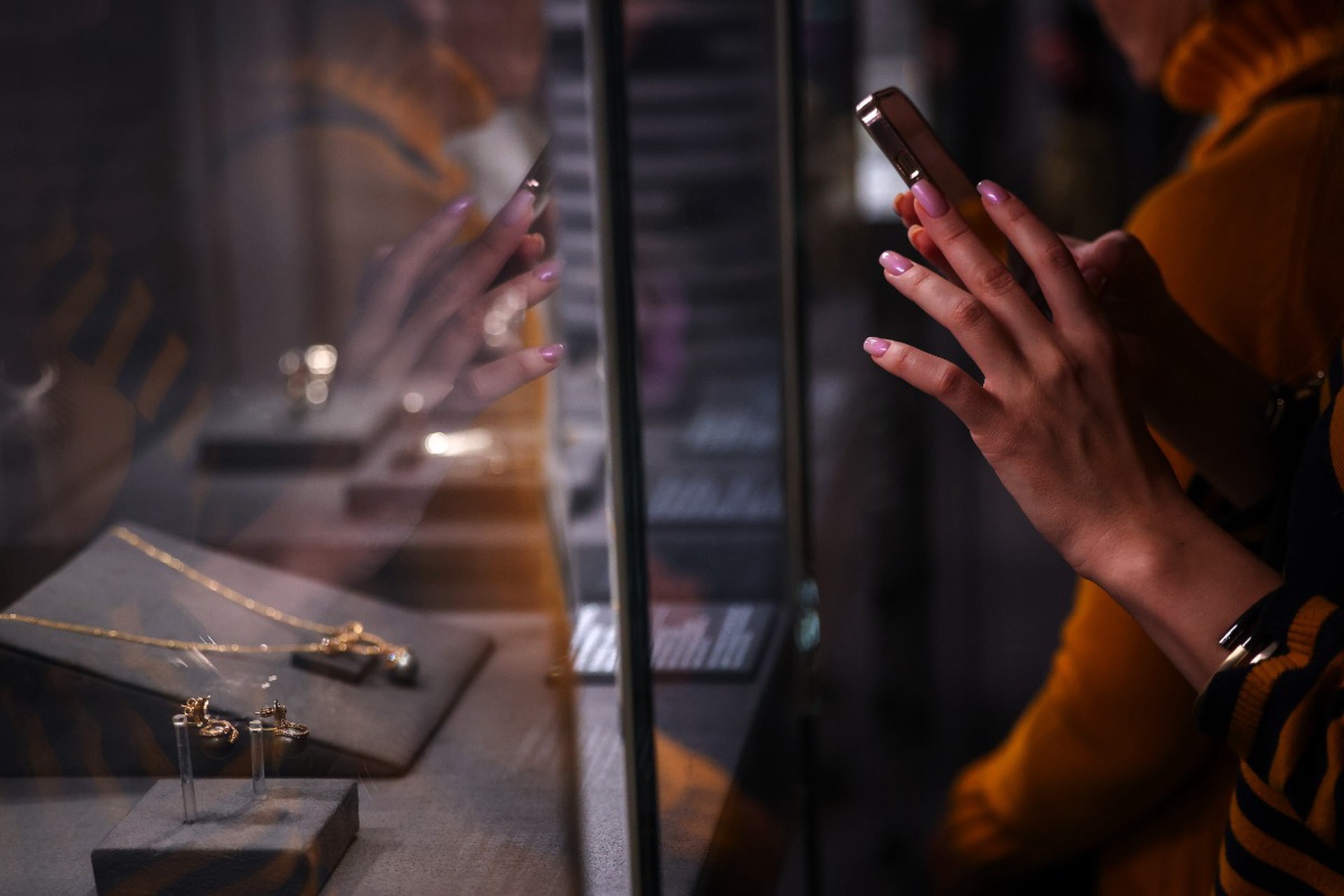 Вор необычным способом у всех на глазах украл кулон Фаберже