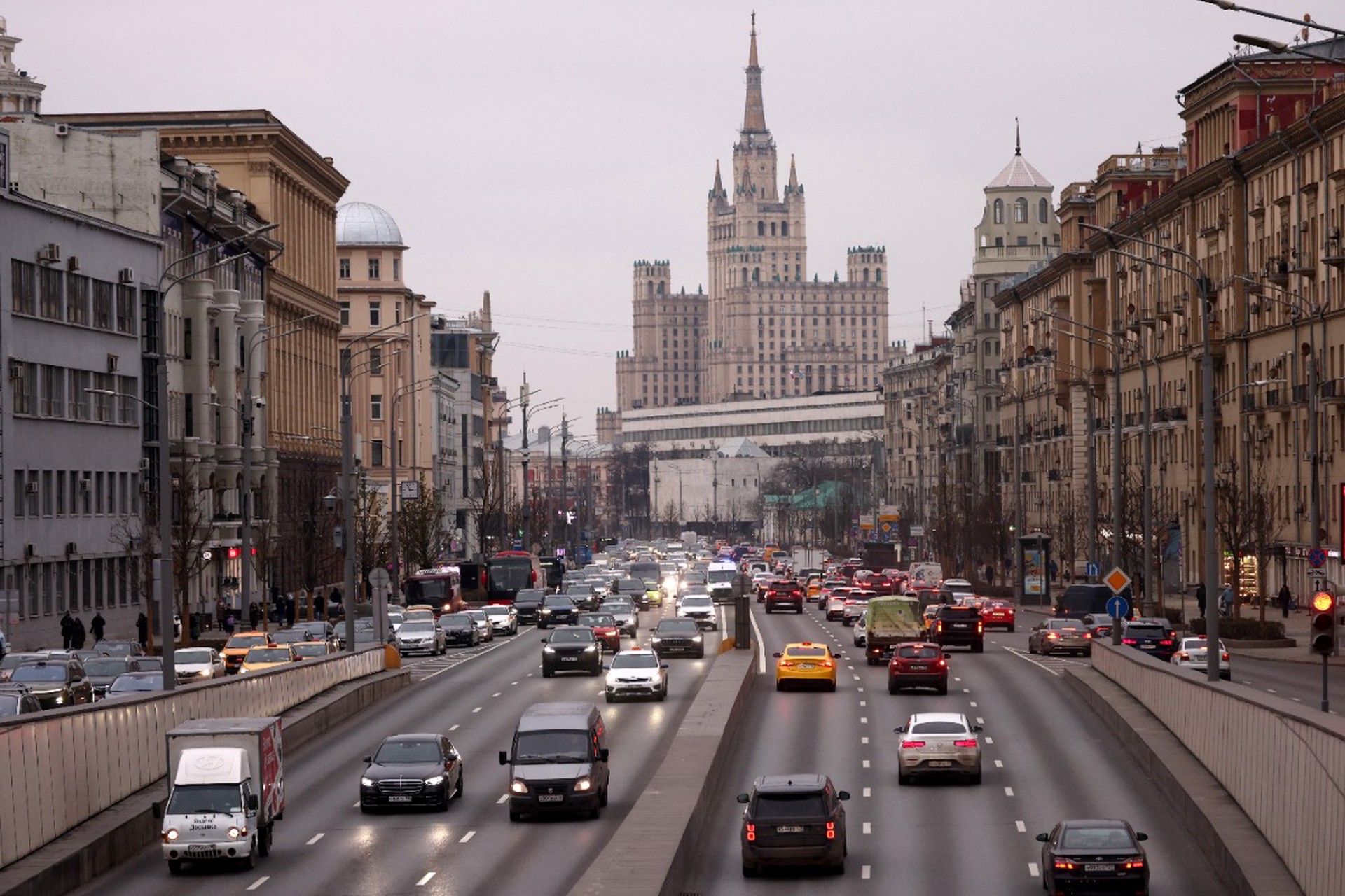 Авто ветеранов боевых действий предложили выделять на дорогах особыми номерами