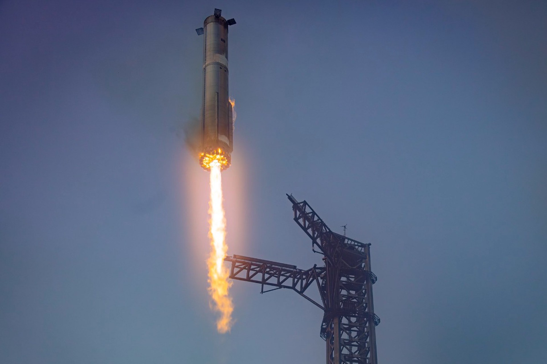 Безос и Маск высказались о взрыве космической ракеты во Флориде