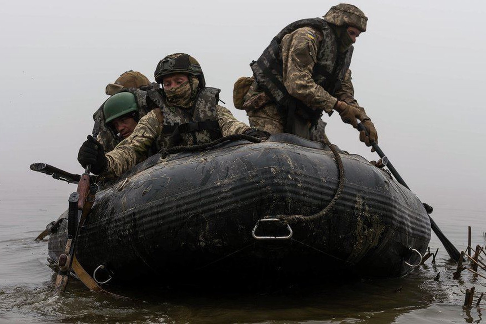 Боевики ВСУ бегут с правого берега Днепра